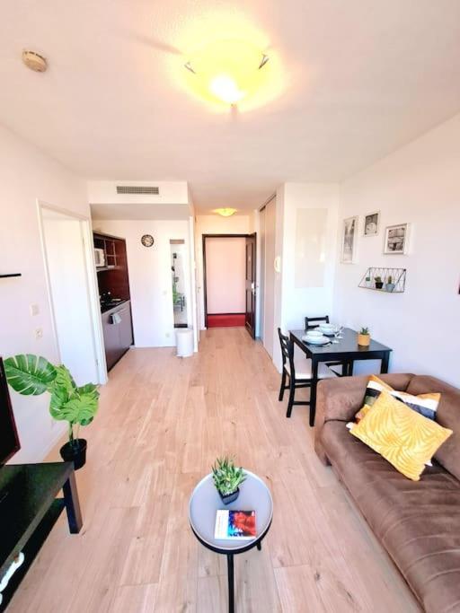 Le Valmy: Appartement Lumineux Au Pied Du Metro Lyon Exterior photo